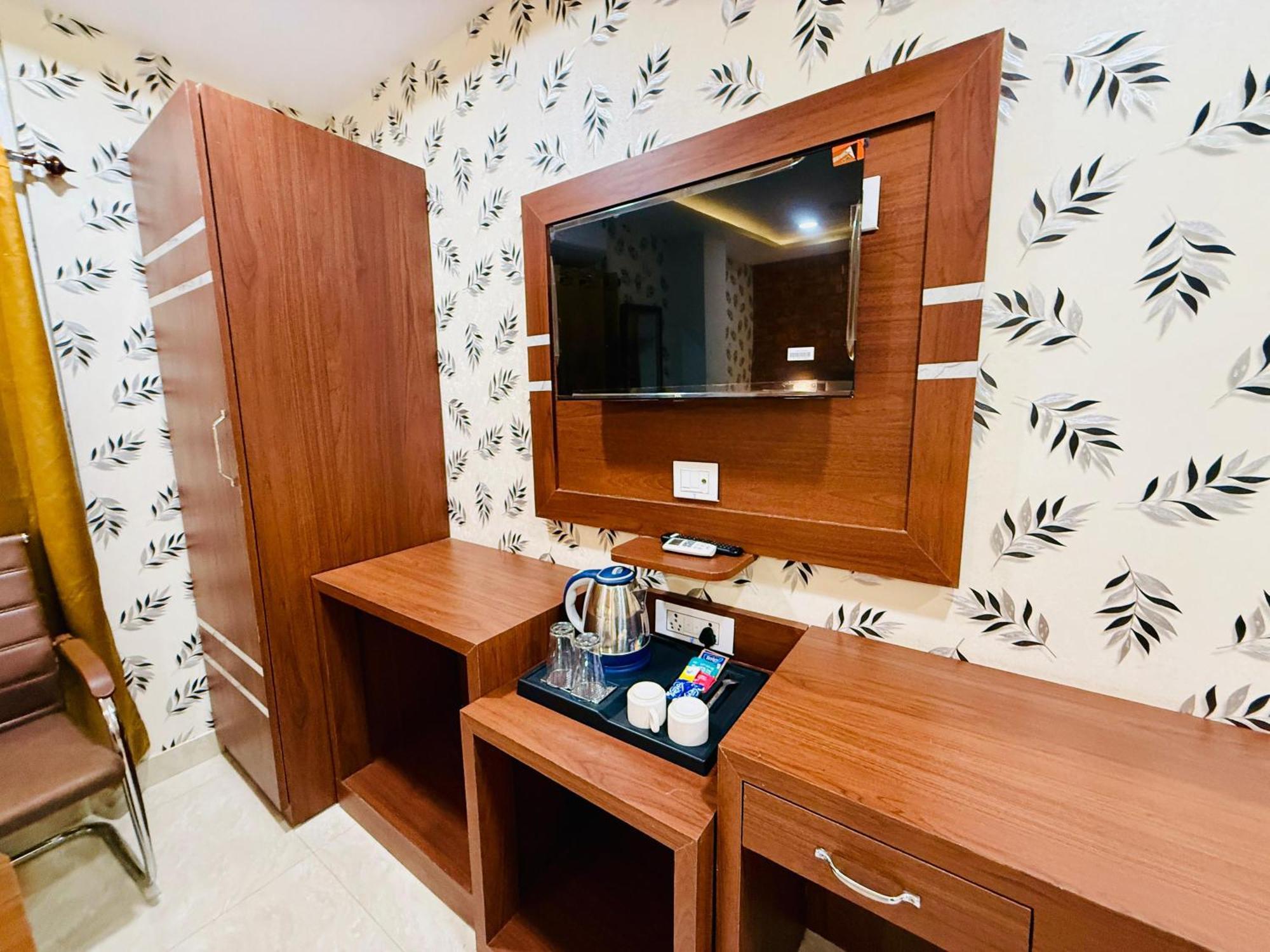 Hotel Golden Crystal Патна Екстер'єр фото