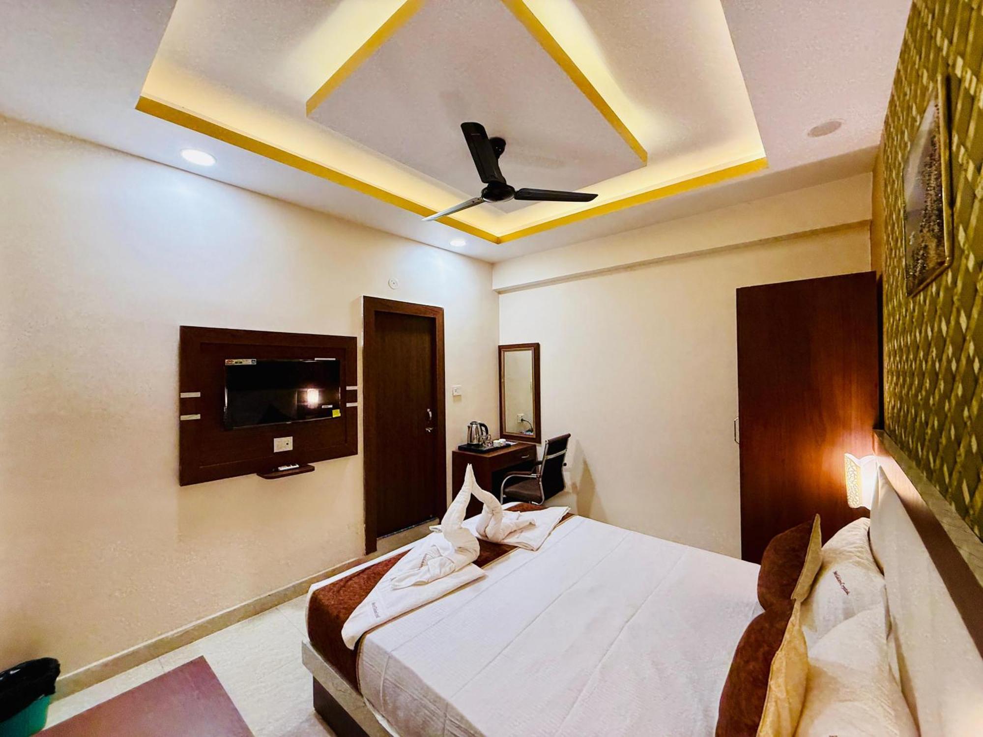Hotel Golden Crystal Патна Екстер'єр фото
