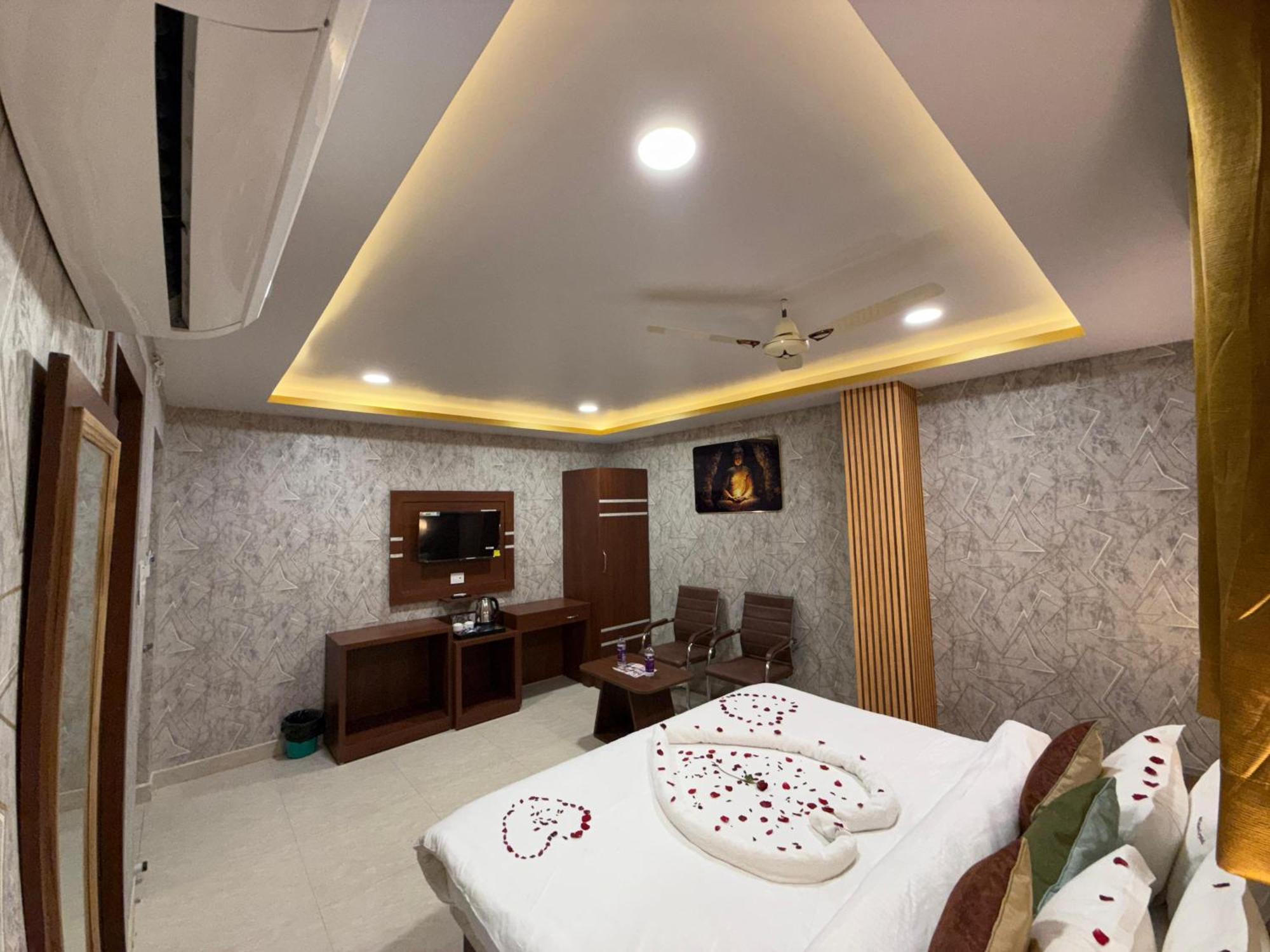 Hotel Golden Crystal Патна Екстер'єр фото