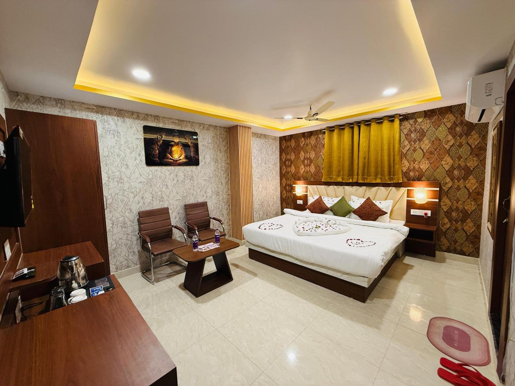 Hotel Golden Crystal Патна Екстер'єр фото