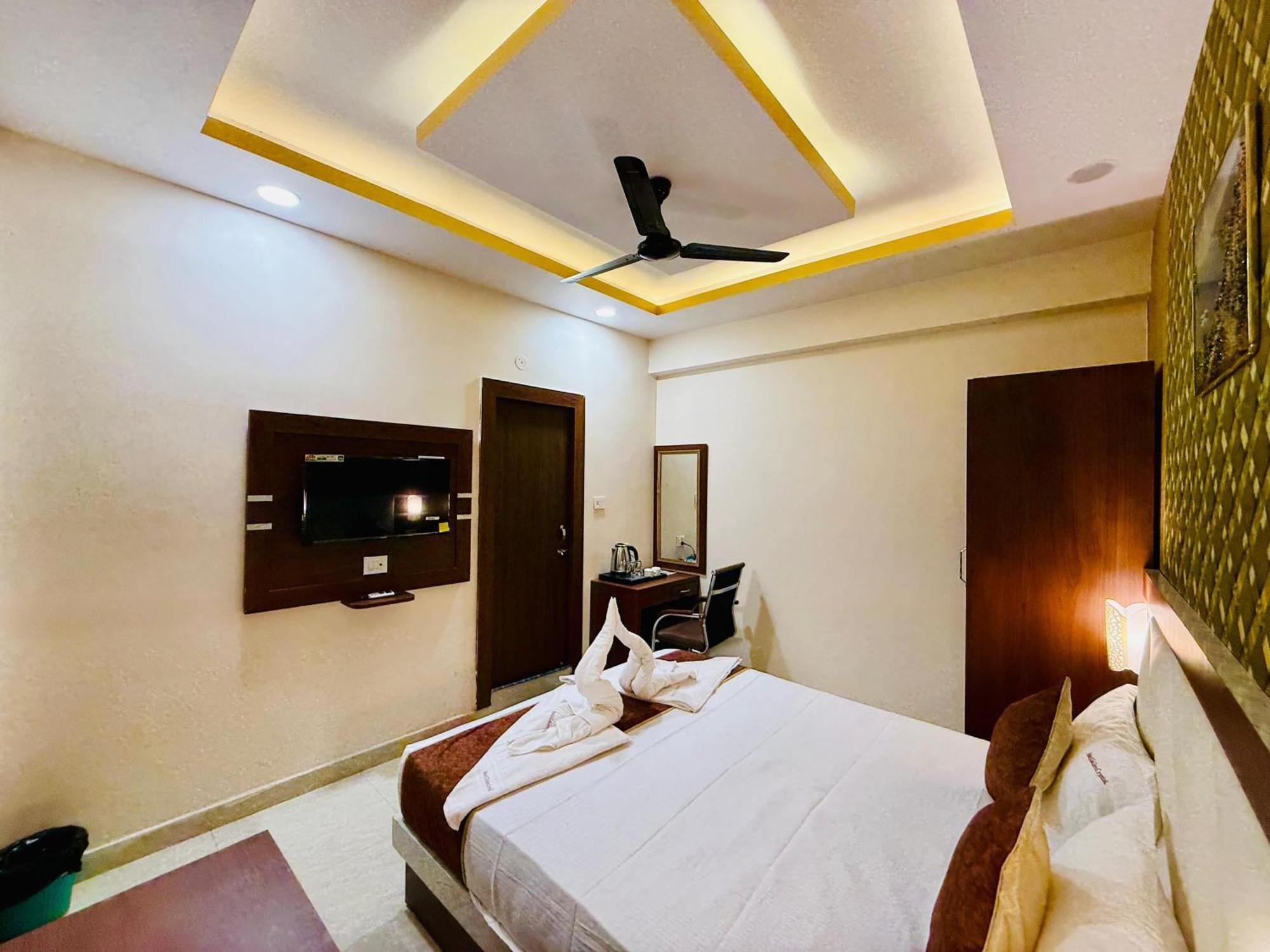 Hotel Golden Crystal Патна Екстер'єр фото